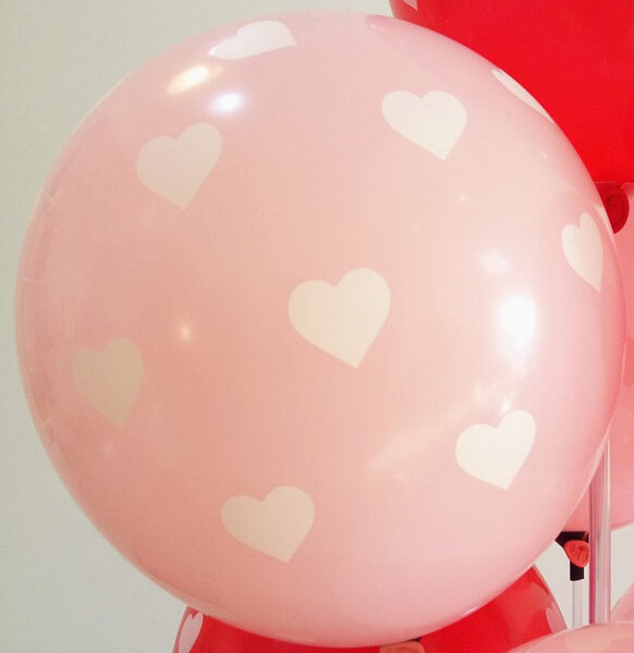 Balons gaiši rozā ar baltām sirsniņām Valentīndienai, 30 cm